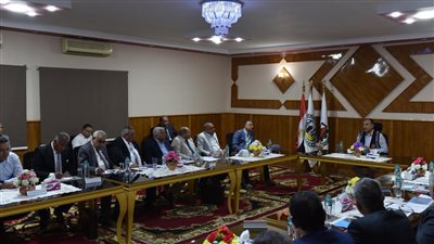 وزير قطاع الأعمال يجتمع برؤساء شركات القابضة الكيماوية