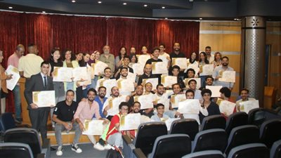 مدير مهرجان المسرح المصري يمنح شهادات للمشاركين في ورشة التمثيل