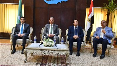 محافظ الفيوم ورئيس هيئة محو الأمية يبحثان آليات تنفيذ ندوات توعوية للتعريف بالقضايا السكانية