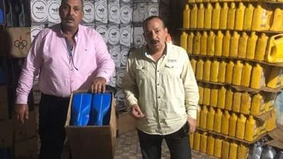 لبيعها بالسوق السوداء.. ضبط 500 لتر زيوت سيارات مستعملة معبأة داخل عبوات جديدة بفاقوس