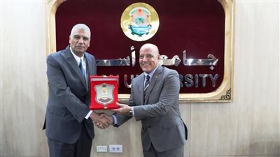 محافظ أسوان يشهد تكريم رئيس الجامعة .. ويؤكد على زيادة التعاون 