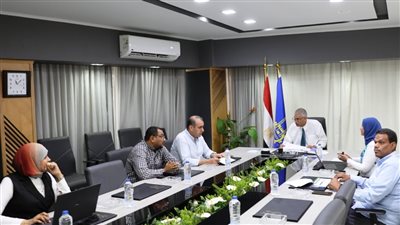 محافظ أسوان يناقش مشروعات الهيئة القومية لمياه الشرب والصرف الصحى 