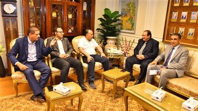 محافظ أسيوط يستقبل وكيل الجهاز المركزي للمحاسبات لوسط الصعيد للتهنئة واختياره محافظًا للإقليم