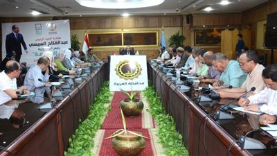 محافظ الغربية يترأس اجتماعاً موسعاً لدفع وتيرة العمل بملف التصالح