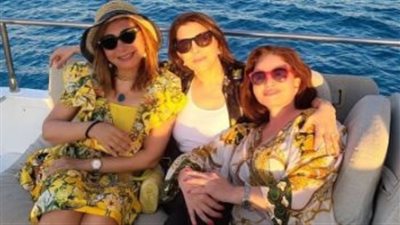 ماجدة الرومي تستمتع بالبحر في الساحل مع إلهام شاهين ولميس الحديدي 