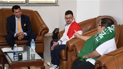 أشرف صبحي يلتقي السباحين ذوي الهمم لتتابع عبور بحر المانش 