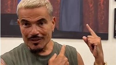  عمرو دياب يثير الجدل بالأساور وحلق بالأذن.. لوك غريب وضعه بصدارة التريند