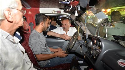 بعد تلقيه شكاوى.. محافظ أسيوط يجري جولة لمتابعة التزام السائقين بالأجرة المحددة