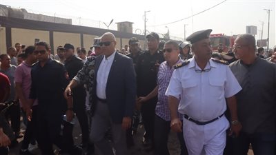 صور| محافظ القليوبية يتفقد مكان حريق معرض ملابس بنها