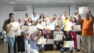 مدير مهرجان المسرح المصري يمنح شهادات مشاركة المشاركين بورشة الإلقاء.. صور 
