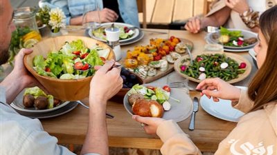 حكم التشارك في الطعام والشراب بإناء واحد