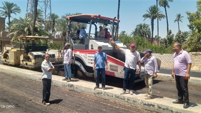 رصف طريق أولاد إلياس- كوم أبو حجر بأسيوط ضمن الخطة الإستثمارية