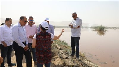 تطهير بحيرات الأكسدة بالمنطقة الصناعية بالمنيا 