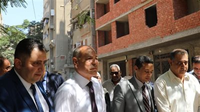 محافظ القاهرة يتفقد إزالة 3 أدوار مخالفة بحي الزيتون