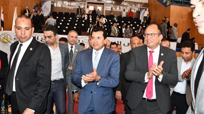 وزير الشباب ورئيس جامعة حلوان يفتتحان معرض الابتكارات ومشاريع التخرج السنوي السادس