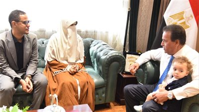 وزير الصحة يستقبل طبيبة مستشفى المراغة وأسرتها