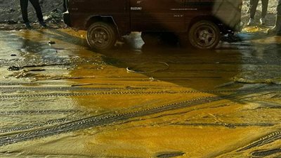 انقلاب سيارة نقل محملة بالمانجو بالطريق الدائري الأوسطي