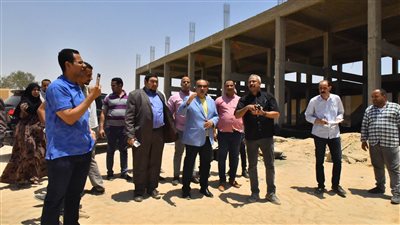 محافظ أسيوط يتفقد توصيل الكهرباء للمنطقة الإستثمارية للصناعات والمحاصيل الزراعية