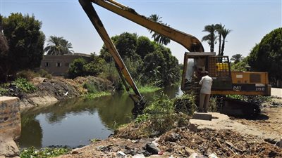 محافظ أسيوط يتابع أعمال تطهير ترعة العقال بمركز البداري 