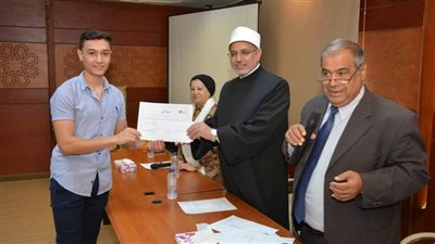 رئيس أزهرالغربية يكرم الطالب الفائز بالمركز الأول في مسابقة مجلة نور الثقافية