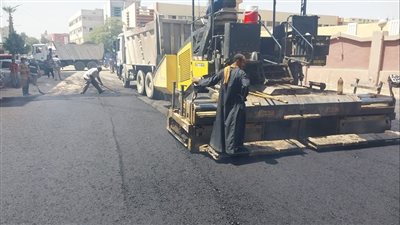 استمرار أعمال رفع كفاءة الطرق والشوارع بساحل طهطا في سوهاج