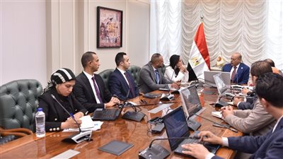 وزير العمل يلتقي وفدًا من مبادرة 