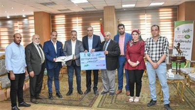 الشرقية تتسلم شيك بقيمة 902 ألف جنيه لتوصيل المياه للأسر الأولى بالرعاية 
