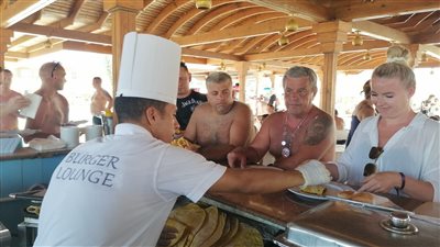 مهرجان بيتزا على شواطئ مرسي علم يجذب سياح أوروبا