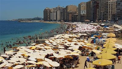 رغم الاضطرابات الجوية.. إقبال كبير على شواطئ الإسكندرية 