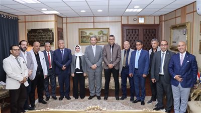 محافظ دمياط يناقش سبل تعزيز ودعم القطاع الصحي 