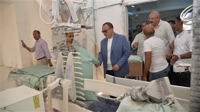 محافظ أسيوط يفاجئ العاملين بمطاحن مصر الوسطى للتأكد من سلامة الأقماح 