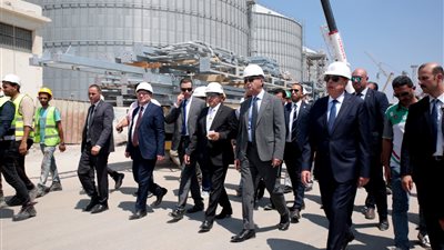 وزير التموين يتفقد الأعمال الإنشائية لصومعة غرب بورسعيد .. صور