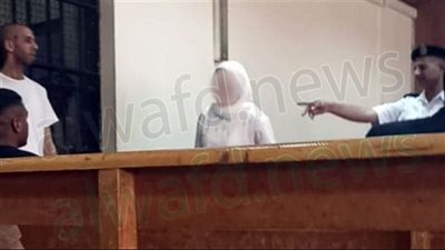 شافها بتكلم شباب.. 