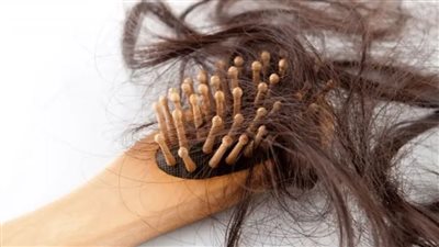 تساقط الشعر .. المعدل الطبيعي ومتى تذهبين للطبيب؟