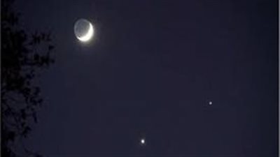 القمر يُعانق لؤلؤة المجموعة الشمسية في مشهد بديع.. الليلة 