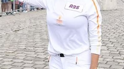 أولمبياد 2024 .. سلمى حايك تتألق في مسيرة الشعلة في باريس 