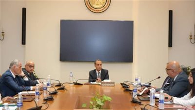 وزير الخارجية يجتمع بقيادات وأعضاء قطاع حقوق الإنسان