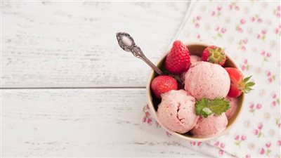 آيس كريم الفراولة.. وصفة منزلية لتحلية منعشة ولذيذة