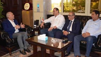 محافظ الأقصر ووفد هيئة الرعاية يناقشان شكاوى المواطنين في قطاع الصحة 