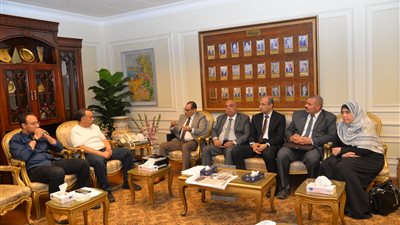 محافظ أسيوط يستقبل مدير جهاز تنمية المشروعات