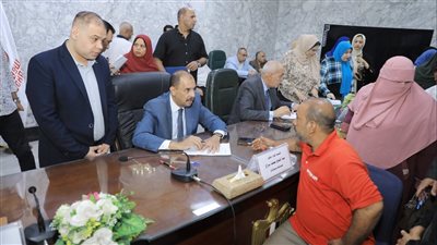 محافظ سوهاج يبحث شكاوى وطلبات 300 مواطن