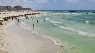 توافد المصطافين للسهر بشواطئ الإسكندرية رغم رفع الرايات الصفراء 