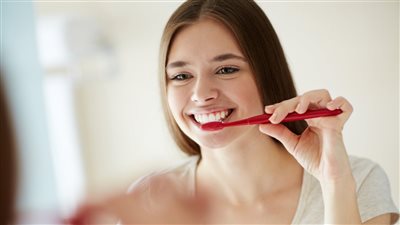 طريقة تحضير معجون أسنان طبيعي في المنزل.. تكاليف منخفضة وفوائد صحية