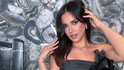 درة تتألق بفستان جريء يعكس أناقتها (صور)