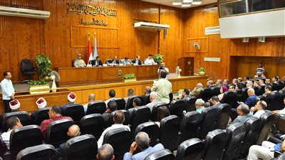 محافظ أسيوط يكرم السكرتير العام ويوجه بنشر ثقافة السلامة والصحة المهنية