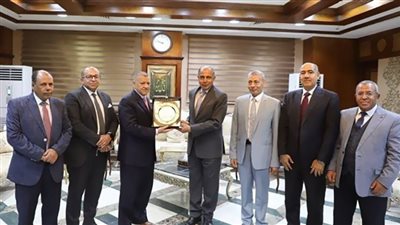  النيابة الإدارية تمنح درعها لمحافظ المنيا بمناسبة توليه المسئولية