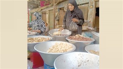 الأطعمة الفاسدة.. موت بطىء على موائد الفقراء