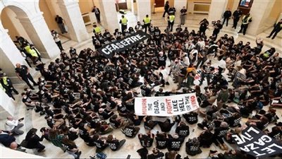 محتجون على زيارة نتنياهو يتوافدون إلى محيط الكونجرس بالتزامن مع التحضير لإلقاء خطابه