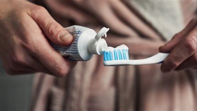 علاقة الاكتئاب بتنظيف الأسنان .. وكيف تتغلب على إهمال العناية باللثة؟