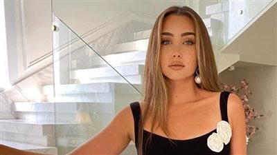 قدام مرايتها.. هنا الزاهد تستعرض قوامها الرشيق